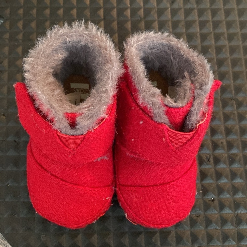 TOMS Tiny Cuna Red Booties - Picture 2 of 6